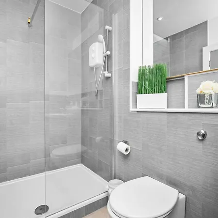 Luxury - Secure Parking - Gated Development - Near Jq & Centre - Rated - Flower - 12sh *