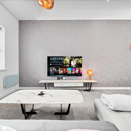 Luxury - Secure Parking - Gated Development - Near Jq & Centre - Rated - Flower - 12sh Apartment *
