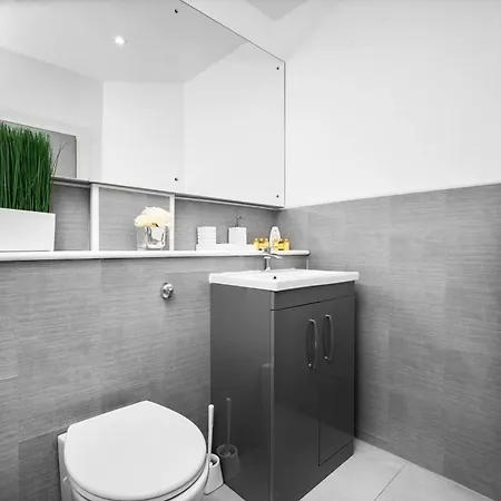 Luxury - Secure Parking - Gated Development - Near Jq & Centre - Rated - Flower - 12sh *